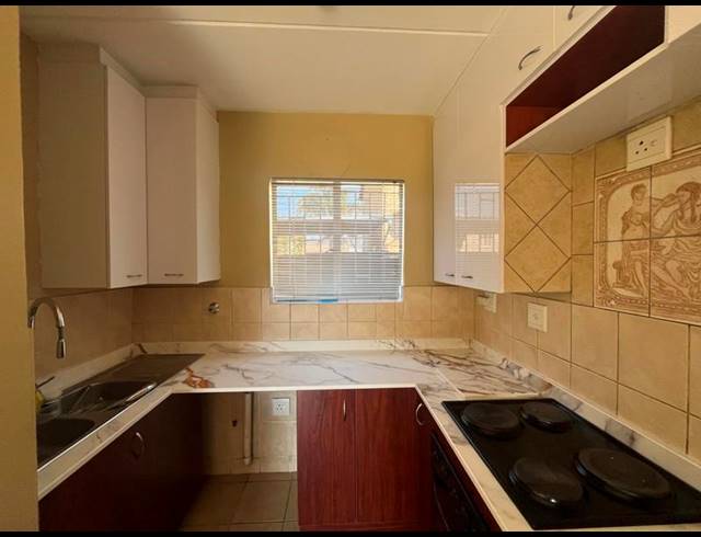 2 BEDROOM TOWNHOUSE FOR SALE IN STRUBENSVALLEI